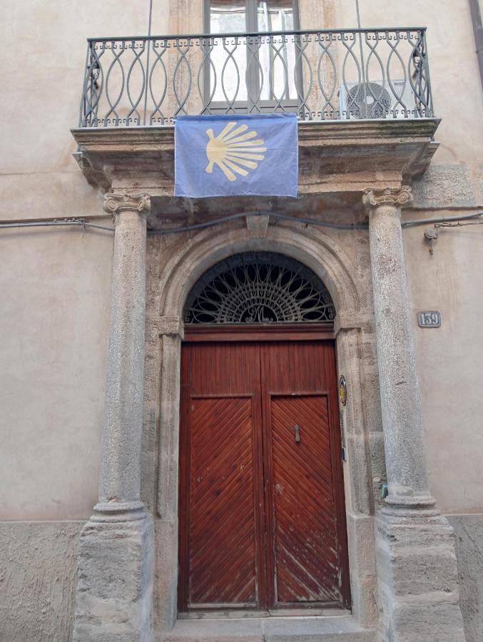 Santiago Rooms Caltagirone Bagian luar foto